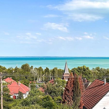 Belvarosi Haz Gyoenyoeru Panoramaval Balatonalmadi Luaran gambar