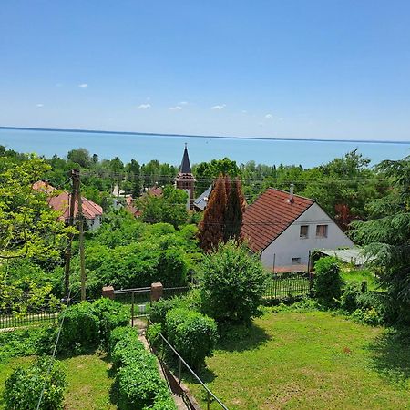 Belvarosi Haz Gyoenyoeru Panoramaval Balatonalmadi Luaran gambar
