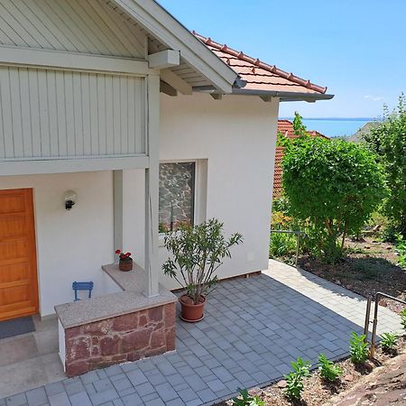 Belvarosi Haz Gyoenyoeru Panoramaval Balatonalmadi Luaran gambar