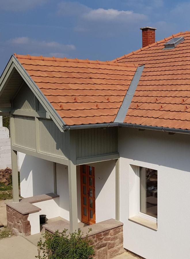 Belvarosi Haz Gyoenyoeru Panoramaval Balatonalmadi Luaran gambar
