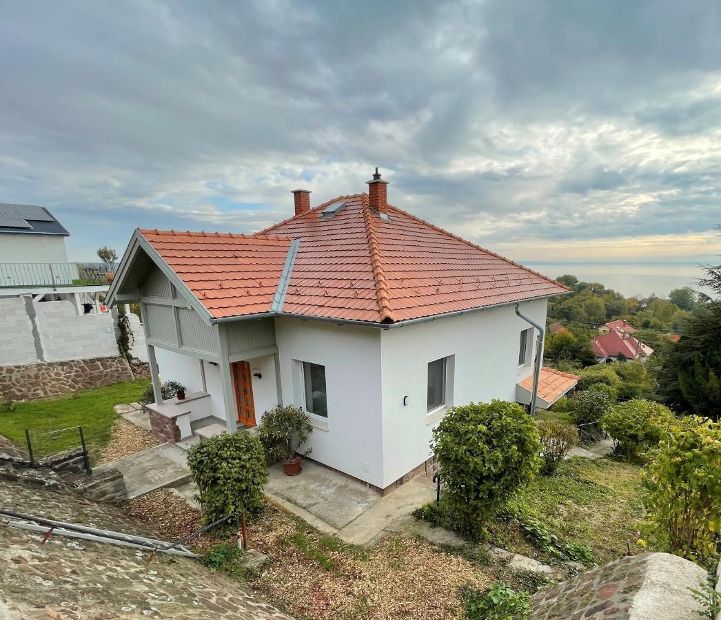 Belvarosi Haz Gyoenyoeru Panoramaval Balatonalmadi Luaran gambar