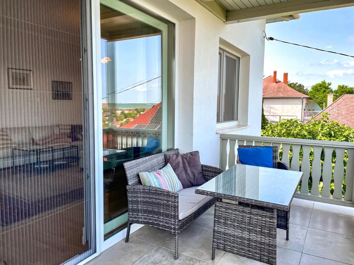 Belvarosi Haz Gyoenyoeru Panoramaval Balatonalmadi Luaran gambar
