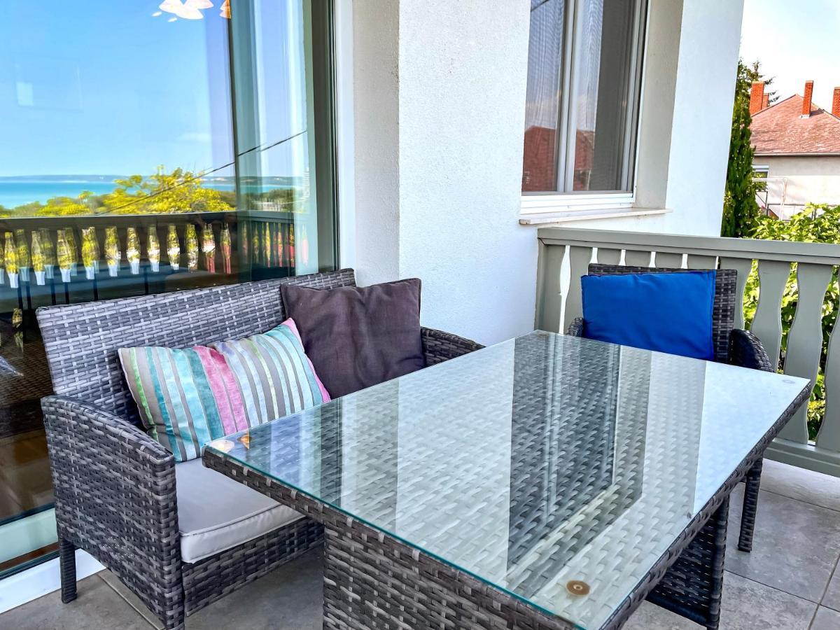 Belvarosi Haz Gyoenyoeru Panoramaval Balatonalmadi Luaran gambar