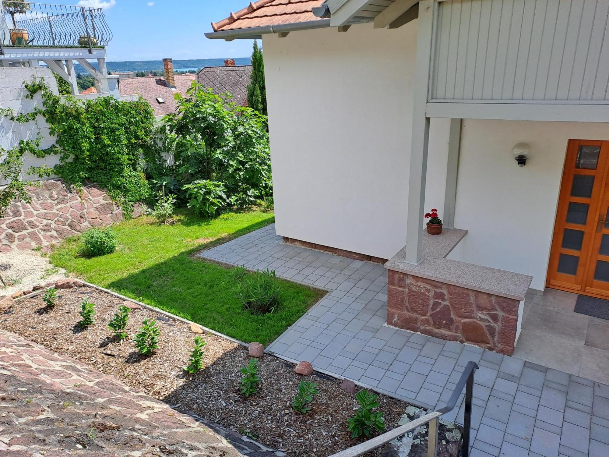 Belvarosi Haz Gyoenyoeru Panoramaval Balatonalmadi Luaran gambar